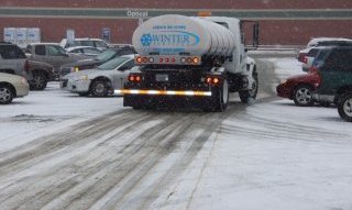 Milwaukee snow removal experts offering De-Icing services in Wisconsin Milwaukee De-Icing